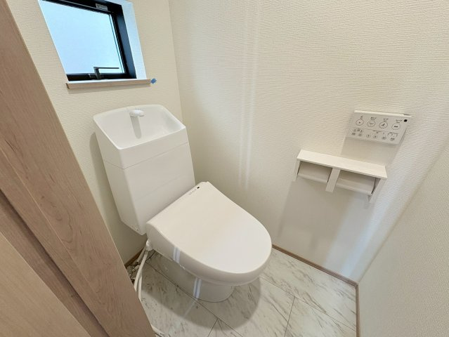 角地で陽当り・通風良好　広々4LDK　春日台9丁目　全2棟　B号棟のトイレ