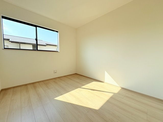 角地で陽当り・通風良好　広々4LDK　春日台9丁目　全2棟　B号棟の洋室