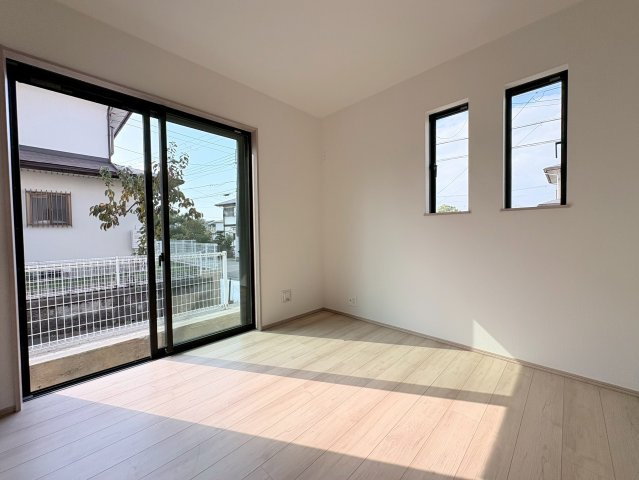角地で陽当り・通風良好　広々4LDK　春日台9丁目　全2棟　B号棟の洋室