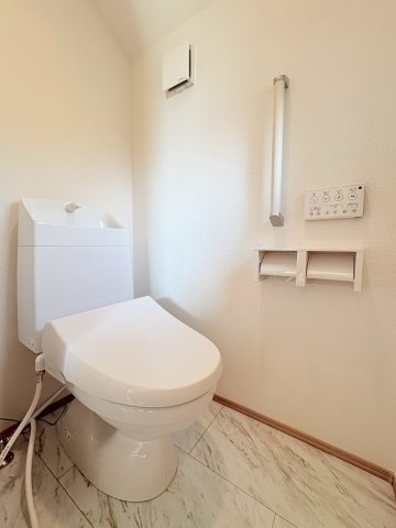 角地で陽当り・通風良好　広々4LDK　春日台9丁目　全2棟　B号棟のトイレ