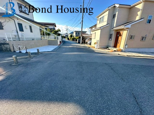 角地で陽当り・通風良好　広々4LDK　春日台9丁目　全2棟　B号棟の前面道路含む現地写真