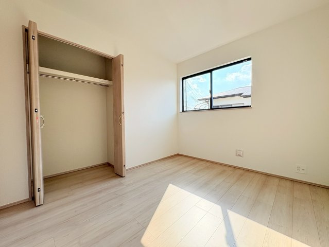 角地で陽当り・通風良好　広々4LDK　春日台9丁目　全2棟　B号棟の洋室
