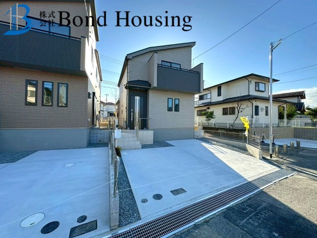 角地で陽当り・通風良好　広々4LDK　春日台9丁目　全2棟　B号棟の前面道路含む現地写真