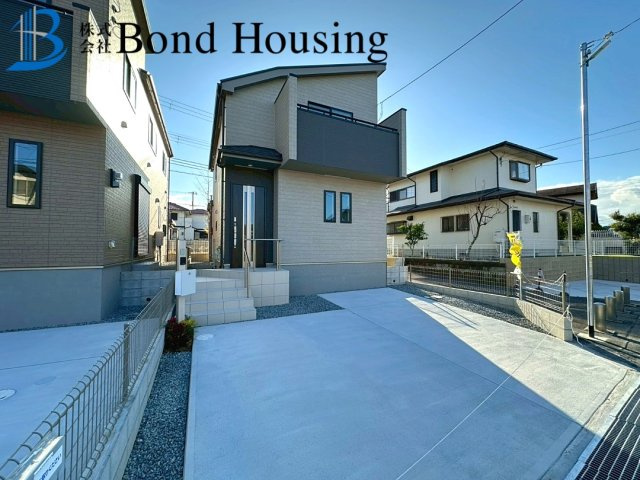 角地で陽当り・通風良好　広々4LDK　春日台9丁目　全2棟　B号棟の前面道路含む現地写真