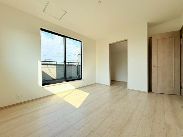 角地で陽当り・通風良好　広々4LDK　春日台9丁目　全2棟　B号棟の洋室