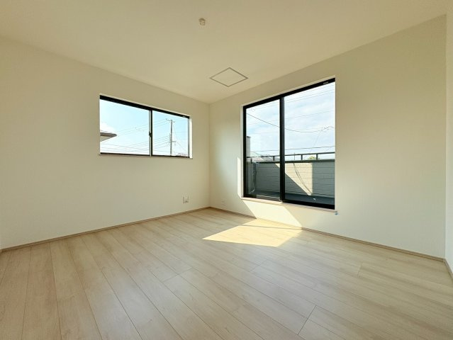 角地で陽当り・通風良好　広々4LDK　春日台9丁目　全2棟　B号棟の洋室