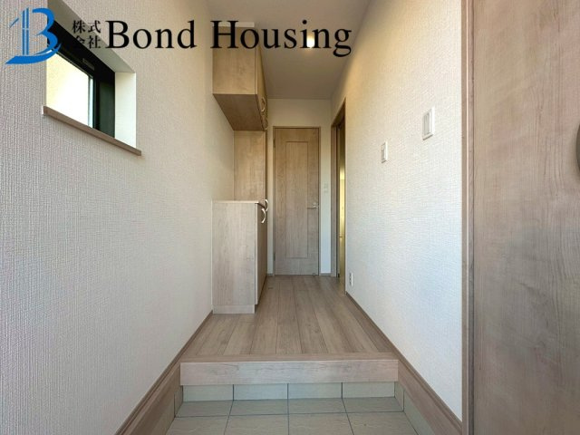 角地で陽当り・通風良好　広々4LDK　春日台9丁目　全2棟　B号棟の玄関