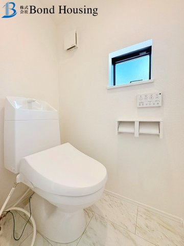 全居室収納あり・お車並列2台駐車可　春日台9丁目　全2棟　A号棟のトイレ