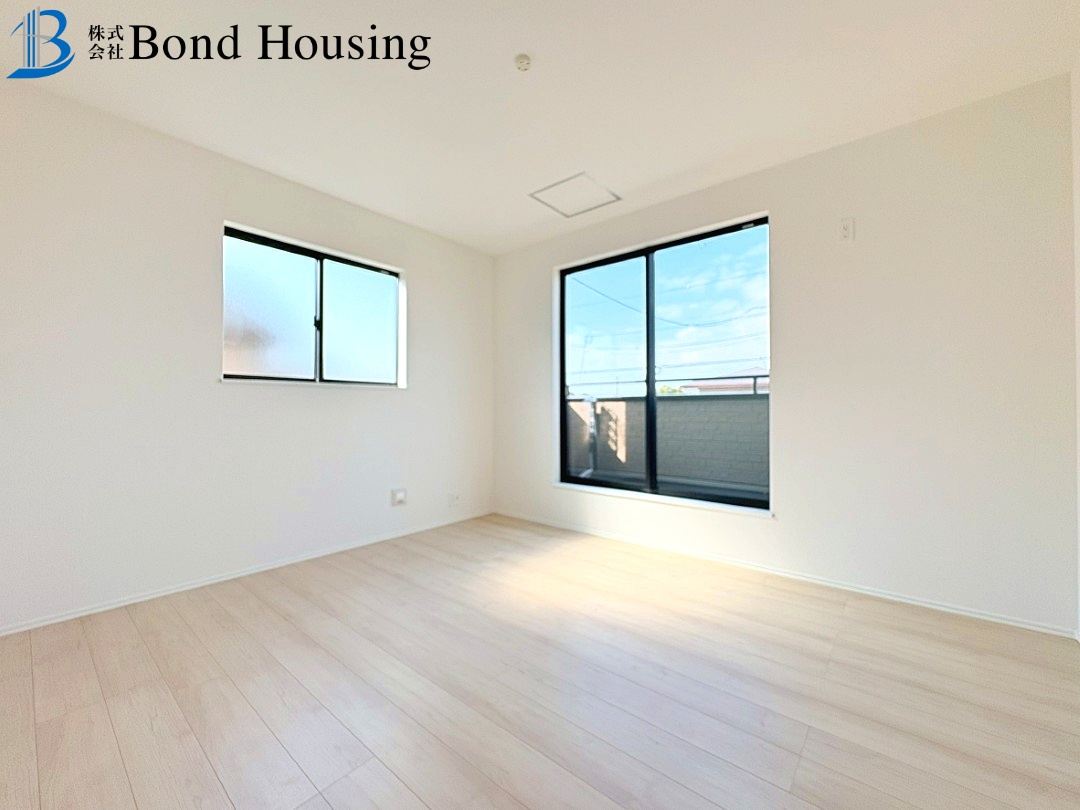 全居室収納あり・お車並列2台駐車可　春日台9丁目　全2棟　A号棟の洋室