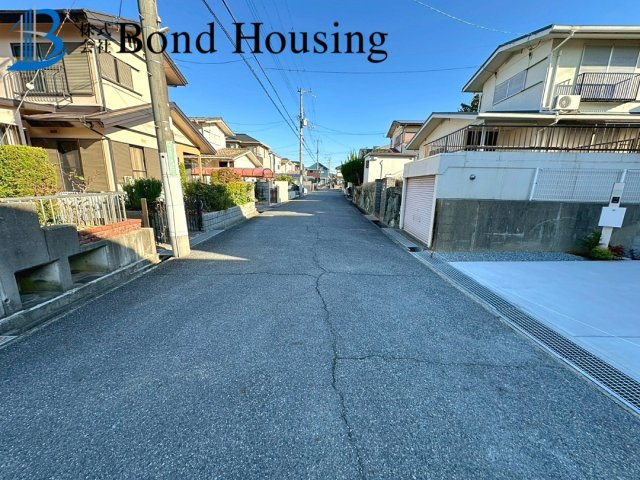 全居室収納あり・お車並列2台駐車可　春日台9丁目　全2棟　A号棟の前面道路含む現地写真