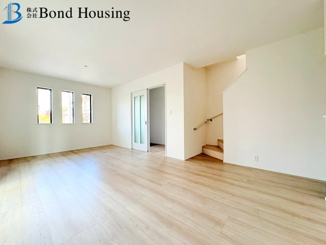 全居室収納あり・お車並列2台駐車可　春日台9丁目　全2棟　A号棟の居間・リビング