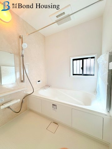 全居室収納あり・お車並列2台駐車可　春日台9丁目　全2棟　A号棟の浴室