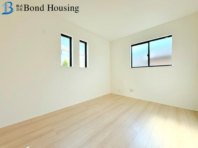 全居室収納あり・お車並列2台駐車可　春日台9丁目　全2棟　A号棟の洋室