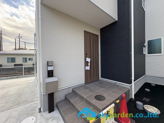 茅ヶ崎市香川5丁目　新築戸建　全11棟6号棟の玄関|玄関前の様子