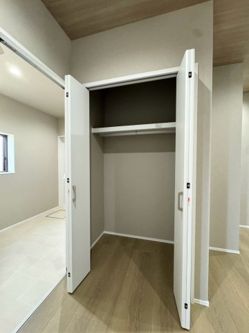 RESET HOUSE－リセットハウス－小倉南区朽網東6丁目　【小倉南区　中古戸建て】の収納|玄関近くにお出かけクローク♪毎日着るアウターや仕事着などの収納がオススメ♪【小倉南区　中古戸建て】