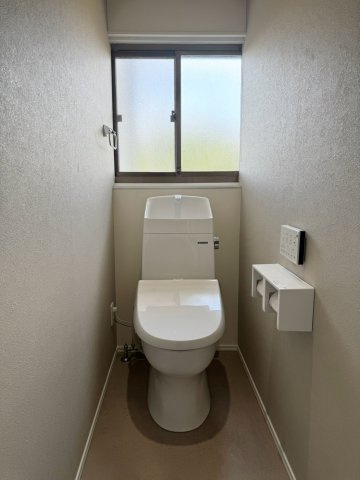 RESET HOUSE－リセットハウス－小倉南区朽網東6丁目　【小倉南区　中古戸建て】のトイレ|1階トイレ♪お掃除ラクラクなフチレストイレです♪【小倉南区　中古戸建て】