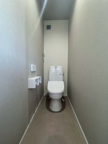 RESET HOUSE－リセットハウス－小倉南区朽網東6丁目　【小倉南区　中古戸建て】のトイレ|2階にもトイレ完備♪こちらもお掃除ラクラクなフチレストイレ♪【小倉南区　中古戸建て】