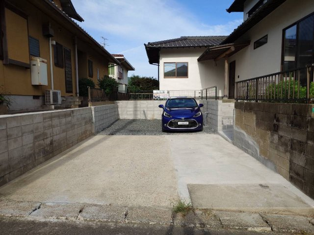 RESET HOUSE－リセットハウス－小倉南区朽網東6丁目　【小倉南区　中古戸建て】の駐車場|１台駐車した状態ですが、まだまだ停められますね♪【小倉南区　中古戸建て】