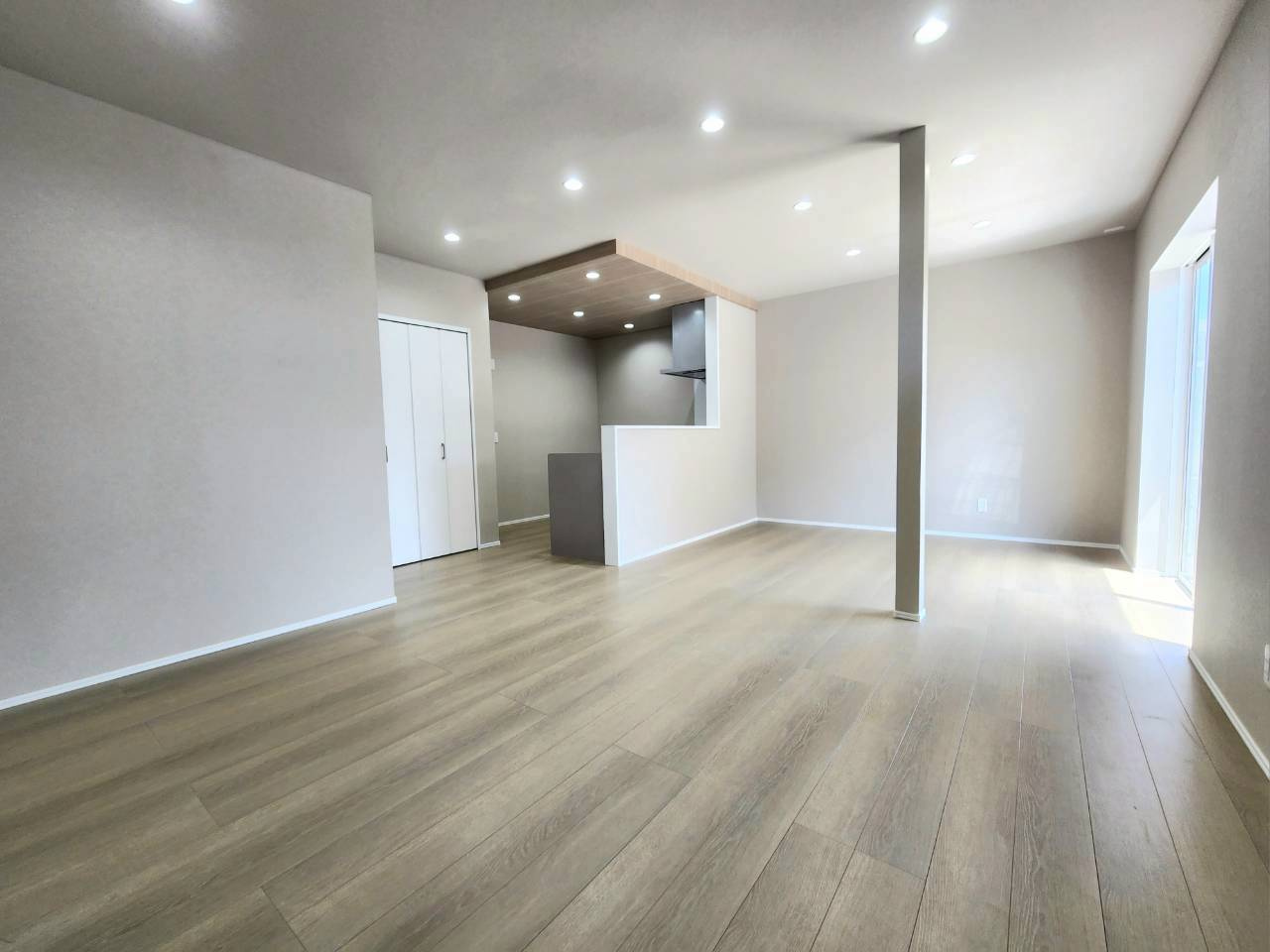 RESET HOUSE－リセットハウス－小倉南区朽網東6丁目の居間・リビング|約18.3帖のLDKは南からの採光で明るいです♪
