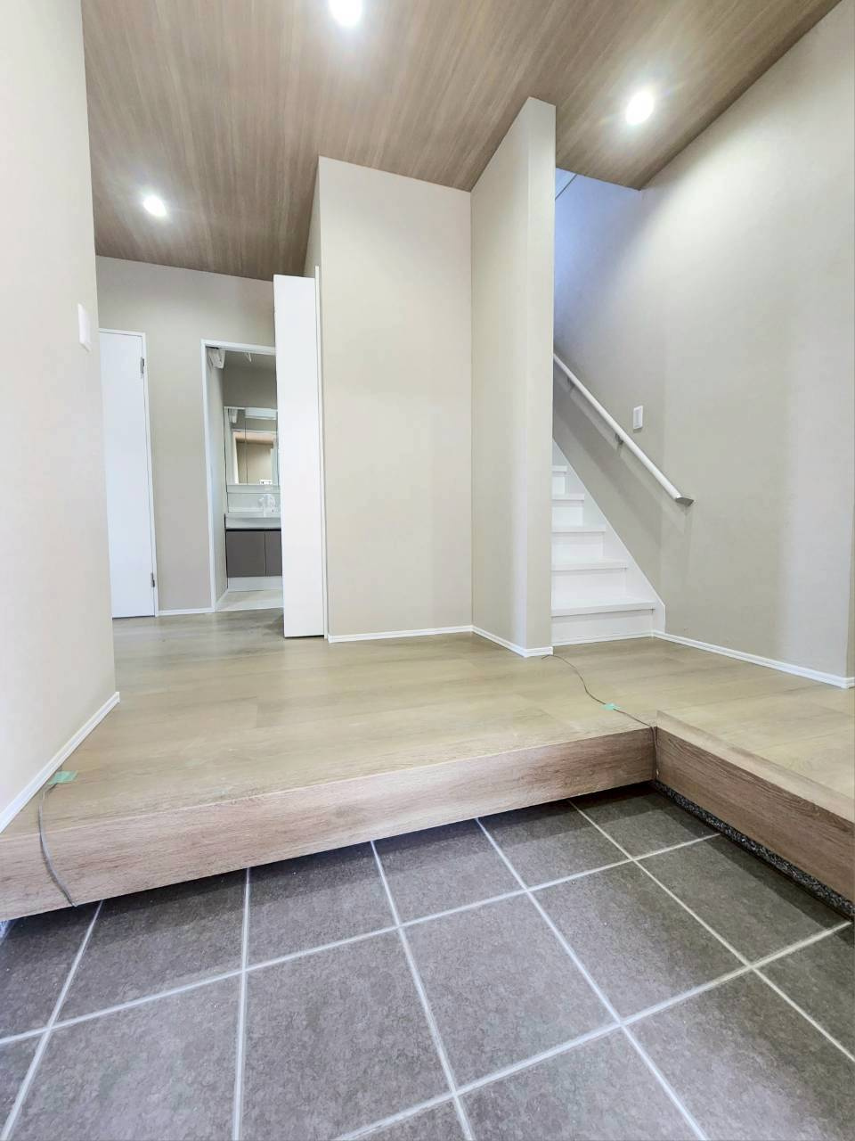 RESET HOUSE－リセットハウス－小倉南区朽網東6丁目　【小倉南区　中古戸建て】の玄関|広い玄関ホール♪中古ならではの魅力です♪【小倉南区　中古戸建て】