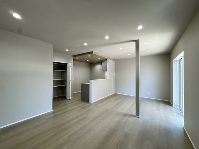 RESET HOUSE－リセットハウス－小倉南区朽網東6丁目　【小倉南区　中古戸建て】の居間・リビング|LDKは全てダウンライトでオシャレ空間です♪【小倉南区　中古戸建て】
