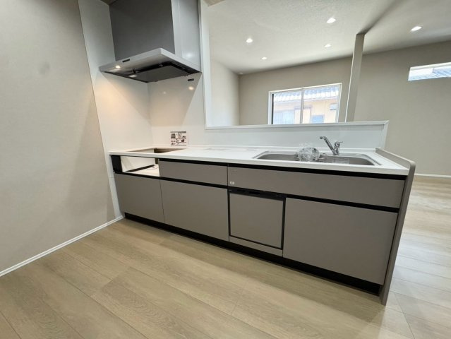RESET HOUSE－リセットハウス－小倉南区朽網東6丁目　【小倉南区　中古戸建て】のキッチン|ホーローのシステムキッチンは耐久性が高く汚れが落ちやすい優れもの♪【小倉南区　中古戸建て】