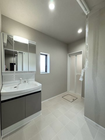 RESET HOUSE－リセットハウス－小倉南区朽網東6丁目　【小倉南区　中古戸建て】の独立洗面台|洗面スペースはタオルや肌着の収納が置ける広さ♪【小倉南区　中古戸建て】
