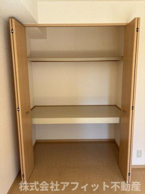 【その他】 | メルベーユプレイス | 南側洋室6帖の収納