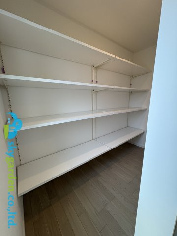 茅ヶ崎市香川5丁目　新築戸建　全11棟7号棟の収納|これは嬉しい！、キッチン後ろのパントリー