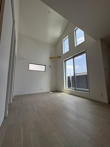 茅ヶ崎市香川5丁目　新築戸建　全11棟7号棟の居間・リビング|吹抜の様子