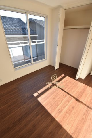 リーブルガーデン  水戸見川　12期　5の洋室|フローリングなので重い家具も置けます。カーテンと家具を揃えるなどして、お好みのインテリアを楽しむことができます。収納スペースは全室に配備しております。