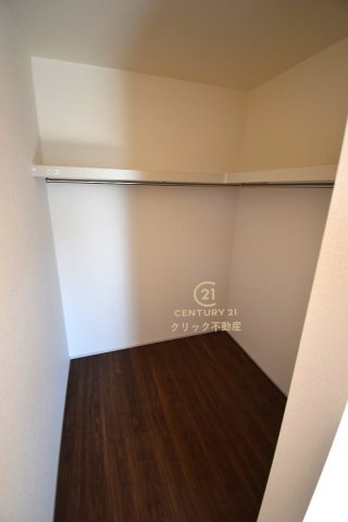 リーブルガーデン  水戸見川　12期　5の収納|ウォークインクローゼットは自由度の高い収納スペース。服だけでなく、帽子やバッグなどもまとめて管理することができます。おしゃれが楽しくなりますね♪