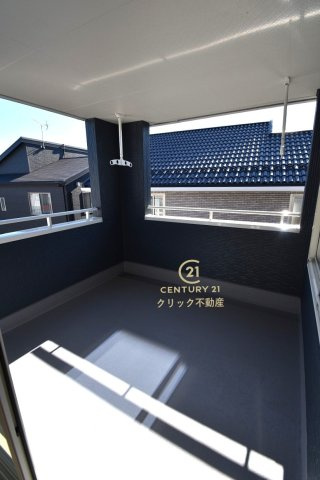 リーブルガーデン  水戸見川　12期　5のバルコニー|インナーバルコニーは洗濯物外干し派の強い味方！天気が変わりやすい季節の外出も安心です。外出が難しい日に出るだけでも気分転換になる、嬉しいスペースです。