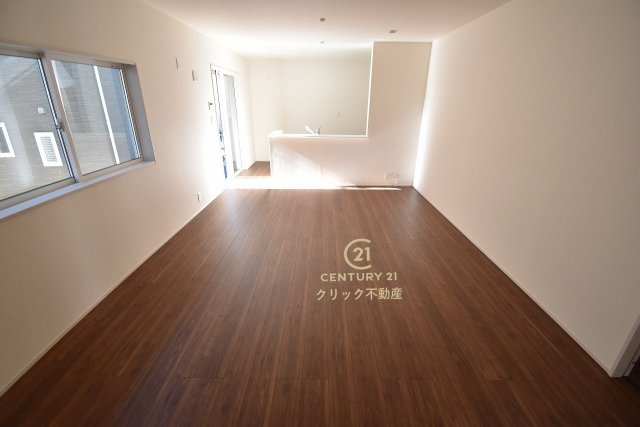 リーブルガーデン  水戸見川　12期　5の居間・リビング|おしゃれな家具やカーテンもより映える明るいリビングです。ソファーを置いてもまだまだ余裕の広さ♪ お好みのインテリアで至福の時間をお楽しみください！