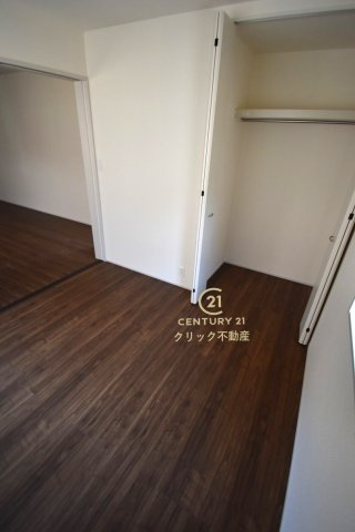 リーブルガーデン  水戸見川　12期　5の洋室|1階洋室です。リビングとの間の引き戸を閉めて在宅ワークに、開放してキッズスペースに、など自由に空間を分けて使えます。収納も配備されております。