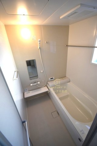 リーブルガーデン  水戸見川　12期　5の浴室|浴槽への出入りが安全な低床タイプのユニットバスです。洗い場は滑りにくい速乾床ですので、お子様やご高齢の方にも安心です。自動お湯張りに追焚機能付きのオートバスです。