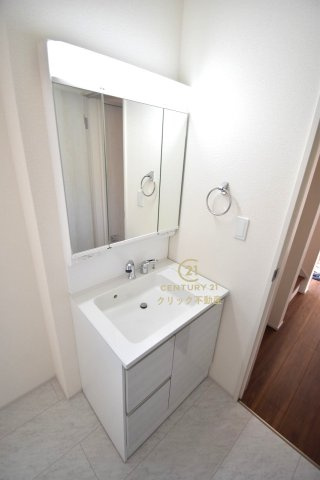 リーブルガーデン  水戸見川　12期　5の独立洗面台|見た目の美しさだけではなく、機能性も追求した使い勝手の良い独立洗面化粧台。
身だしなみチェックや歯磨きなど、朝の慌ただしい時間でも余裕を感じていただけます。