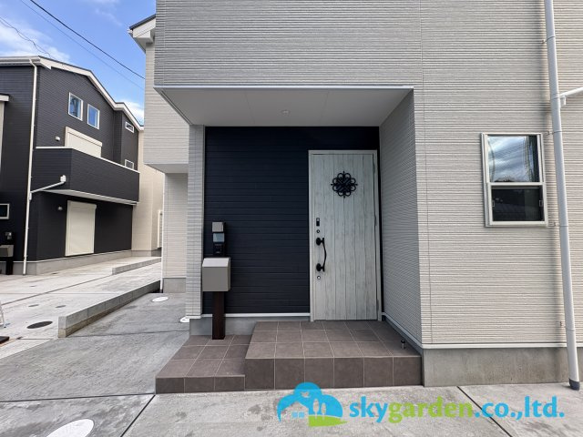 茅ヶ崎市香川5丁目　新築戸建　全11棟8号棟の玄関|玄関前の様子