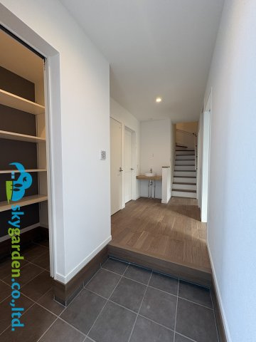 茅ヶ崎市香川5丁目　新築戸建　全11棟8号棟の玄関|シンプルで使いやすい玄関です