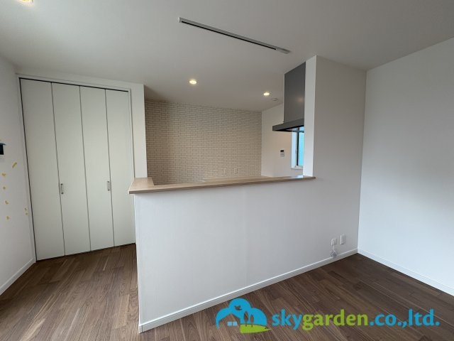 茅ヶ崎市香川5丁目　新築戸建　全11棟8号棟の内装|対面キッチン　会話が弾みます