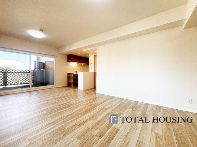 【居間・リビング】 | ガーデンヒルズ　ラ・モード白石ステーション | ☆☆大空間リビングは家族のオアシスへ☆☆毎日家族が笑顔で生活する空間であるリビング。
広さと明るさには拘ってほしい空間です。お子様の成長に合わせて家具の配置なども広いからこそ可能です。