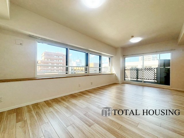 【居間・リビング】 | ガーデンヒルズ　ラ・モード白石ステーション | 南西向きに大きく開いた窓からは、明るい陽射しが射し込みます。
爽やかな風が吹き抜ける心地良いリビングには、自然と家族が集まります。