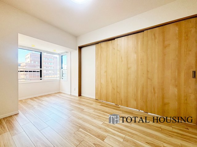 【洋室】 | ガーデンヒルズ　ラ・モード白石ステーション | 洋室　約7.4帖
お陽さまの光をさわやかな風をたっぷりとりこめます。室内はいつも明るい印象なので気持ちの良い朝を迎えられます。このお家で一番広いベッドルームは居心地抜群です♪