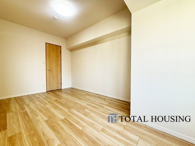 【洋室】 | ガーデンヒルズ　ラ・モード白石ステーション | 洋室　約7.4帖
LDKと隣接した洋室でリビングから目が届く場所なので、お子様の遊び部屋・お昼寝スペースとして使うのもオススメです♪