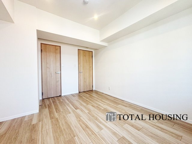 【洋室】 | ガーデンヒルズ　ラ・モード白石ステーション | 洋室　約6.7帖
ベッドや机などの家具を設置してもゆとりのある広さで、主寝室におすすめのお部屋です。季節ごとの衣類をまとめて収納できるウォークインクローゼットが備わっています。