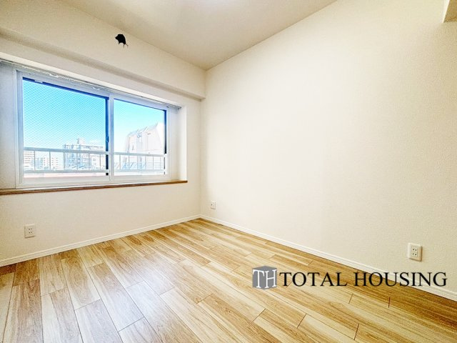 【洋室】 | ガーデンヒルズ　ラ・モード白石ステーション | 洋室　約5.0帖
充分な広さと収納機能を備えた部屋はお子様の自発性と成長を促します。お子様の成長を支える、勉強や好きなことに没頭する学びの空間にどうぞ。