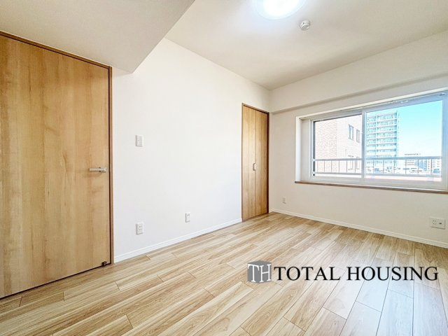 【洋室】 | ガーデンヒルズ　ラ・モード白石ステーション | 洋室　約6.0帖
家族一人ひとりの大切なプライベート空間。趣味に合わせて使って頂けるようシンプルに仕上げてあります。暮らし心地を大きく左右する収納を、適材適所に配置し使い勝手を考慮しました。