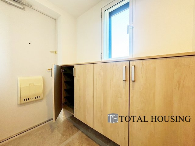 【玄関】 | ガーデンヒルズ　ラ・モード白石ステーション | 上質感漂う玄関です♪居住者の帰り、訪れる方を優しく迎える・安らぎに満ちた生活空間を予感させるようなその佇まいが魅力的ですね。「行ってらっしゃい」「おかえりなさい」が溢れるような明るい空間です♪