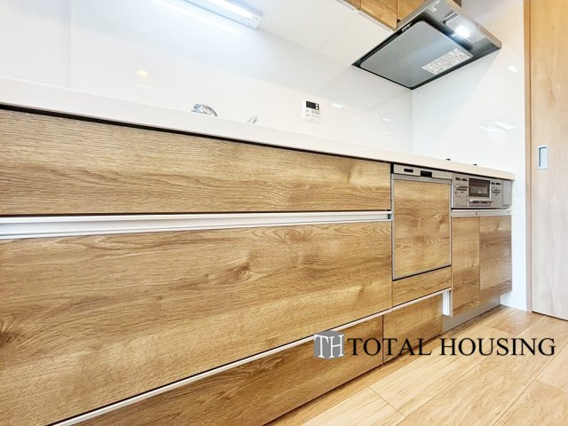 【キッチン】 | ガーデンヒルズ　ラ・モード白石ステーション | LDKを広く使え、料理に集中することができる壁付けタイプのキッチンです。上下に収納が設けられ、調理用品や食器類をすっきりと収納できます◎