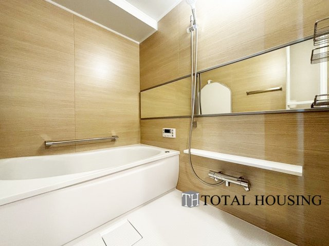 【浴室】 | ガーデンヒルズ　ラ・モード白石ステーション | 限られた空間を広く見せるワイドミラーを採用したバスルーム。毎日の疲れを癒やすバスタイムを。